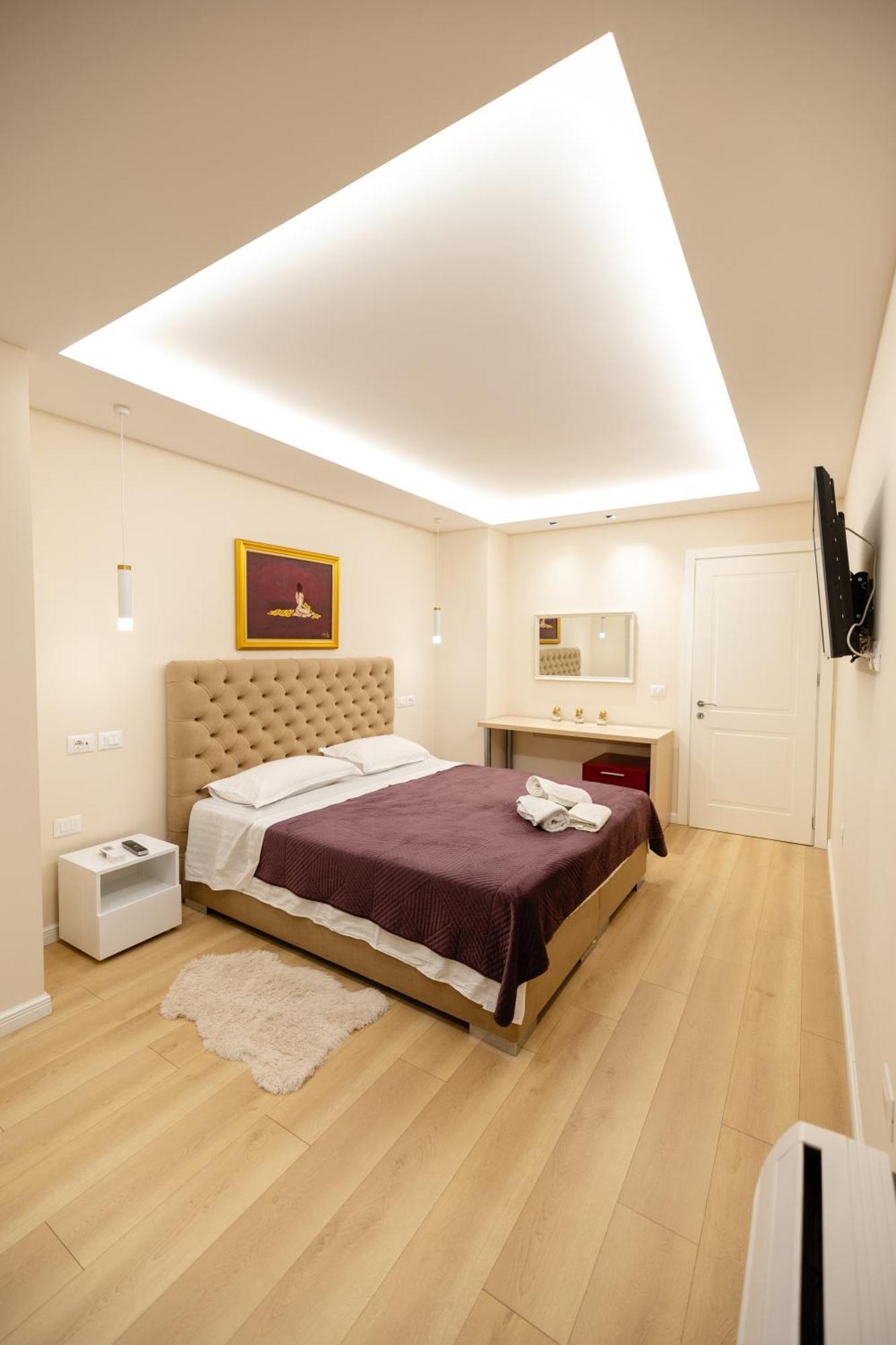 Luxury Center Observatori Apartment Тирана Екстер'єр фото