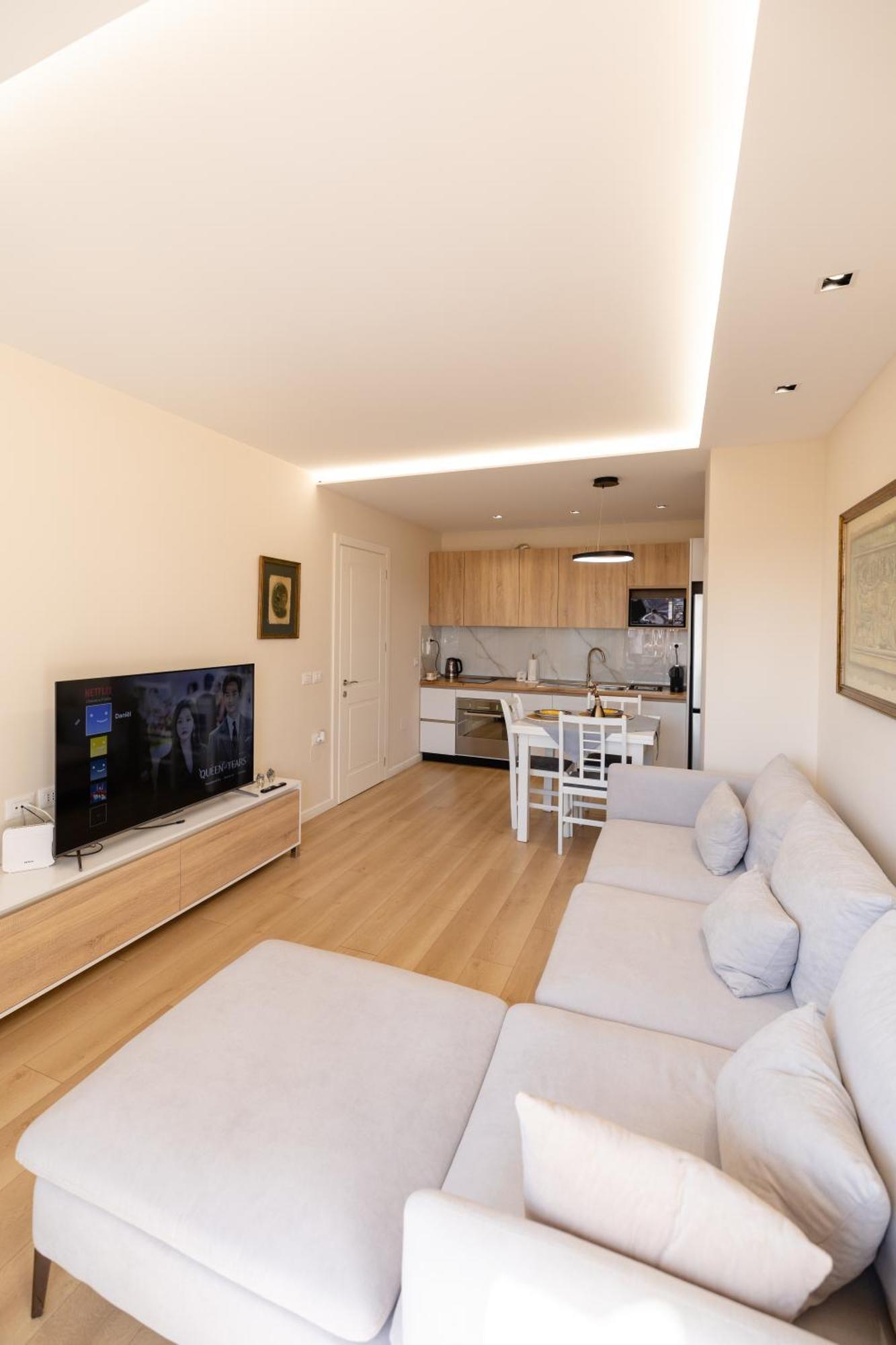 Luxury Center Observatori Apartment Тирана Екстер'єр фото