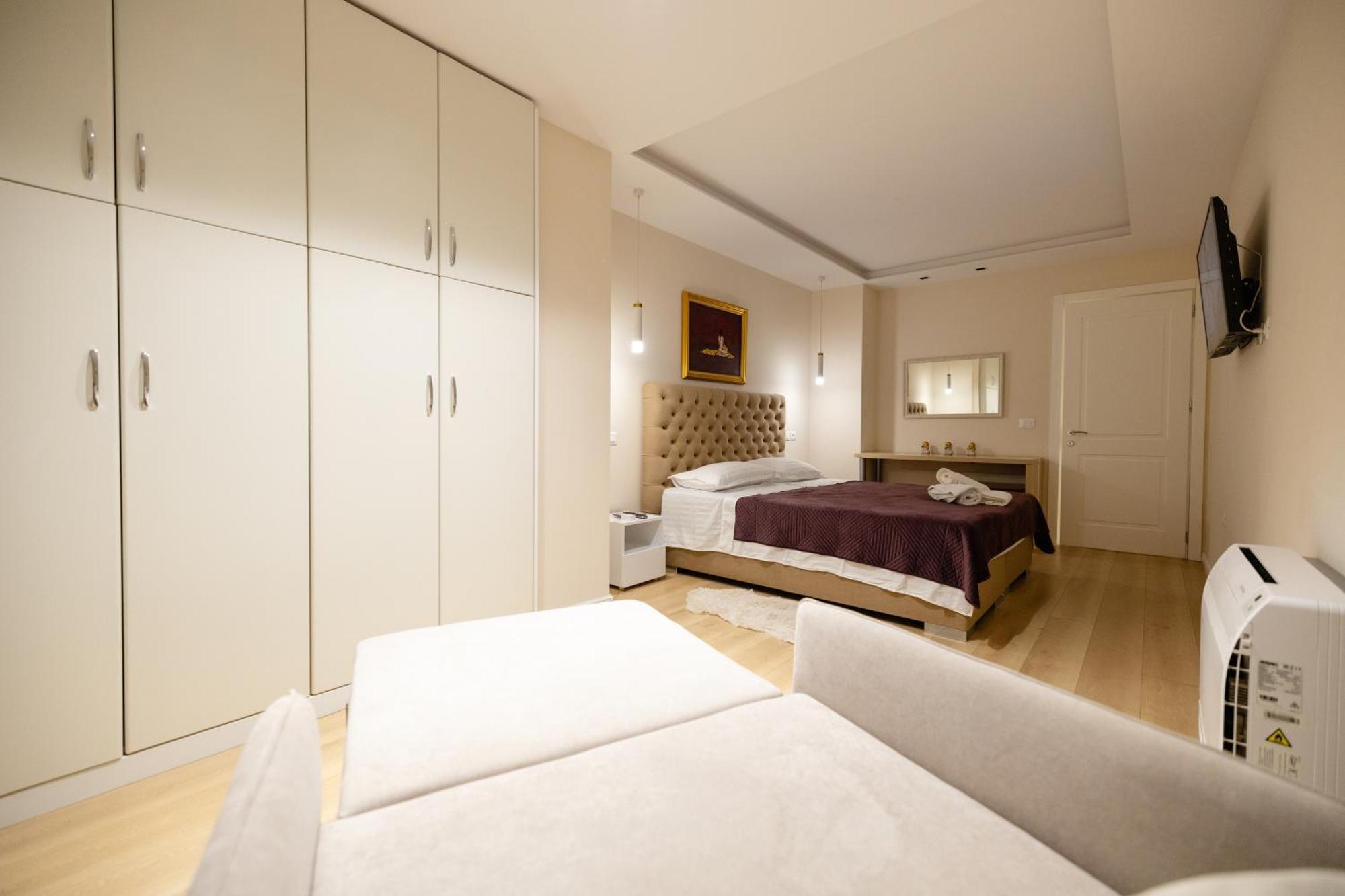 Luxury Center Observatori Apartment Тирана Екстер'єр фото